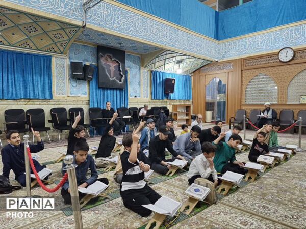 برپایی محفل قرآنی «به یاد علمدار» در بقعه علی بن بابویه قمی
