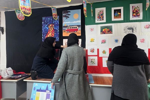 آماده‌سازی آثار هنرجویان در نمایشگاه دهه فجر رباط‌کریم
