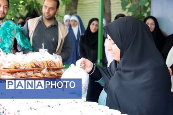 افتتاح چایخانه‌ای برای ادای احترام به حضرت رضا(ع) در دبیرستان دخترانه مطهره منطقه ۱۴