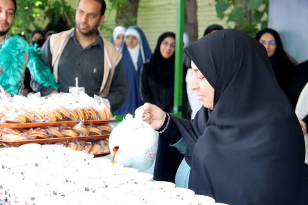 افتتاح چایخانه‌ای برای ادای احترام به حضرت رضا(ع) در دبیرستان دخترانه مطهره منطقه ۱۴