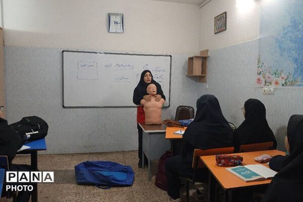 مهارت‌های هلال احمر در مدرسه مهردخت