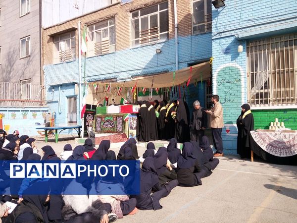 دبیرستان متوسطه اول دخترانه انقلاب میزبان شهید گمنام شد 