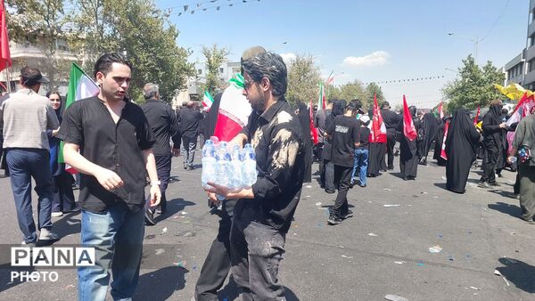 موج جمعیت در خیابان‌های تهران برای بدرقه رهبر شهید