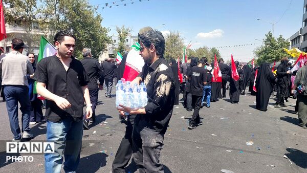 موج جمعیت در خیابان‌های تهران برای بدرقه رهبر شهید
