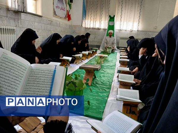 برپایی محفل قرآنی در دبیرستان دارالزهرا(س) قم