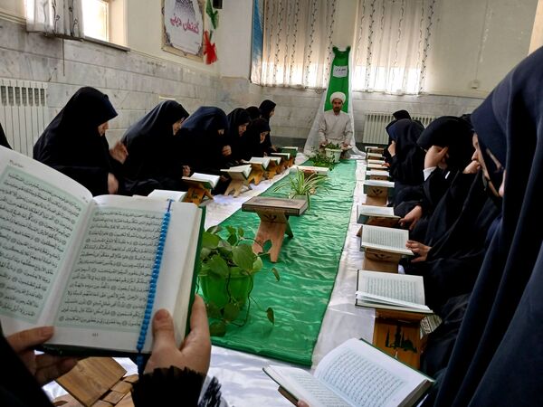 برپایی محفل قرآنی در دبیرستان دارالزهرا(س) قم