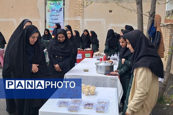 برگزاری بازارچه صنایع دستی و غذا در دبیرستان‌ حضرت‌ معصومه (س) شهرستان فیروزکوه