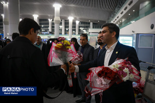 استقبال از کاروان عمره‌گذار دانش‌آموزی از سکوی پروازی تهران