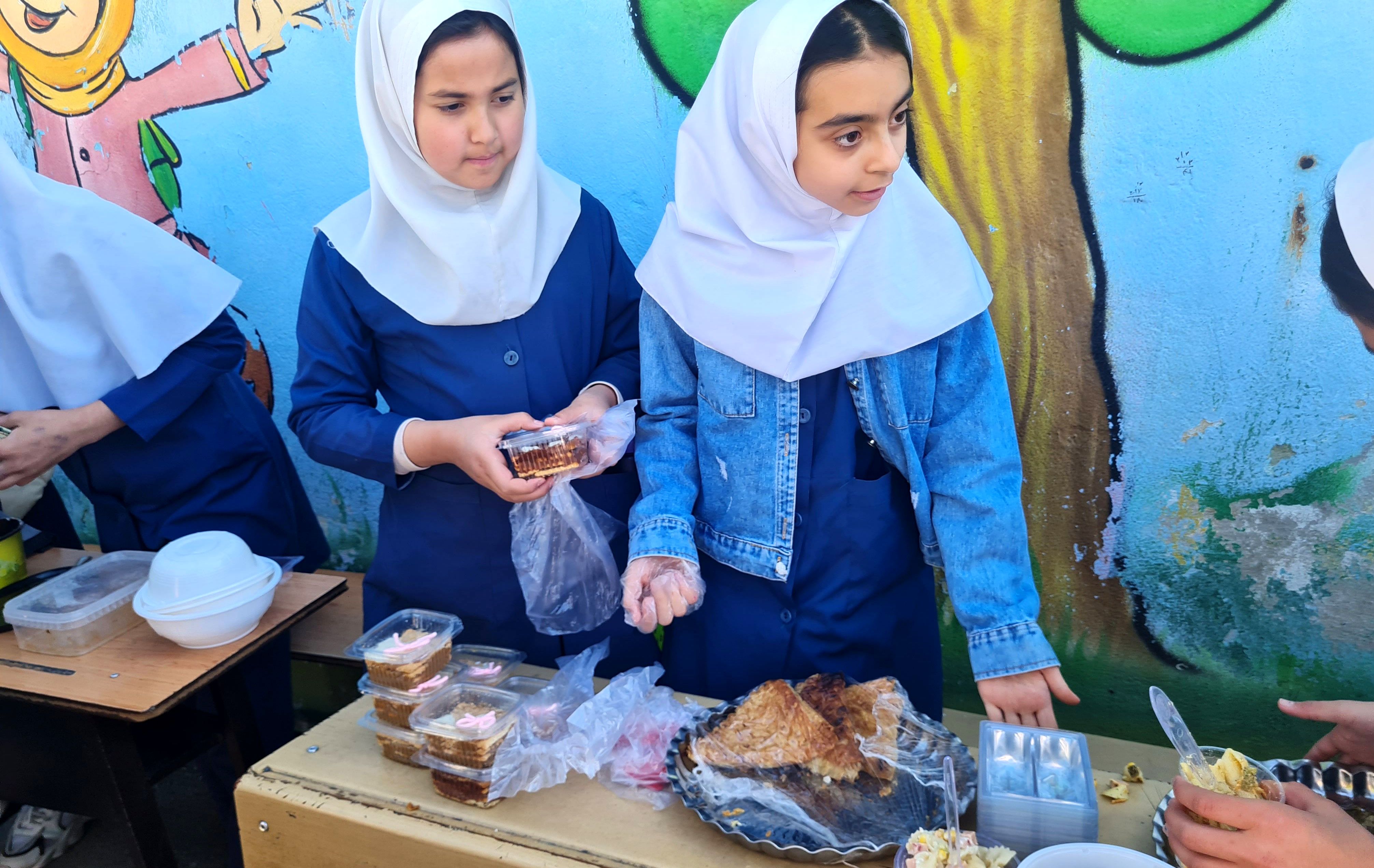 جشنواره فروش غذاهای سالم با مشارکت دانش آموزان مدرسه شهید رجایی ۱ منطقه پردیس 