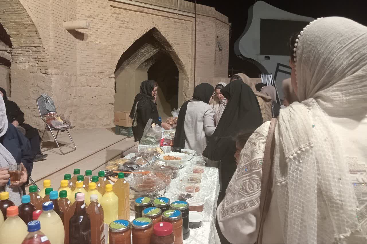 نمایش آثار هنری و مشاغل خانگی در کاروانسرای زکی‌خانی زرقان