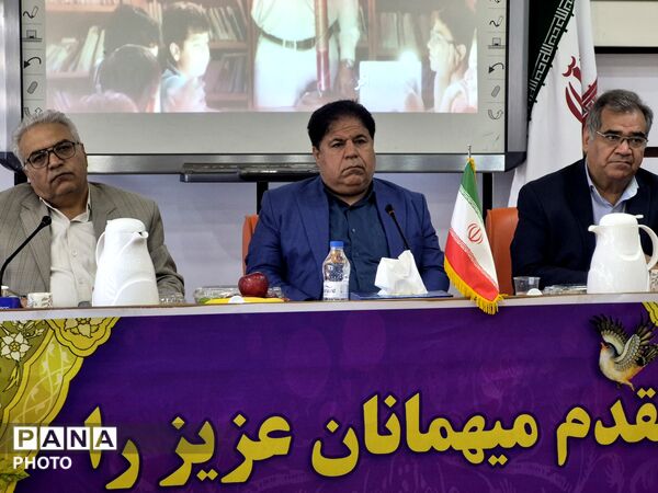معلمان نمونه در قاب افتخار آموزش و پرورش منطقه ۵