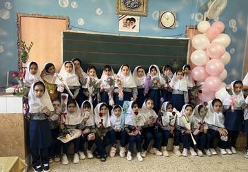 جشن شکوفه های دبستان فرهنگیان  آباده با  عطرگل و لبخند امید 