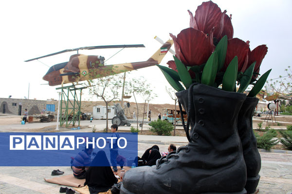 حضور گردشگران روز طبیعت در محوطه باغ‌موزه دفاع مقدس قم