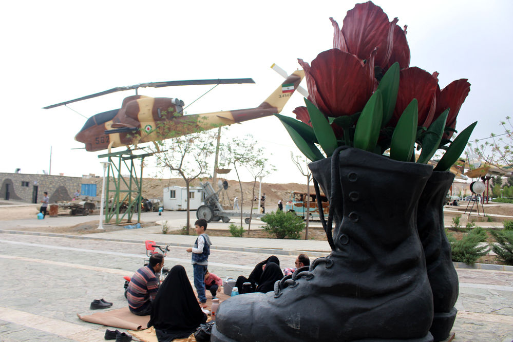 حضور گردشگران روز طبیعت در محوطه باغ‌موزه دفاع مقدس قم