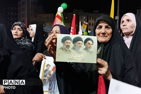 باز هم حضور پرشور و باشکوه مردم شهرستان قدس امشب درمیدان امام خامنه‌ای 