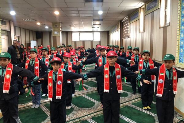 اجرای مانور یاوران انقلاب توسط دانش‌آموزان دبستان شاهد شهید قدوسی ناحیه 2 شهرری 