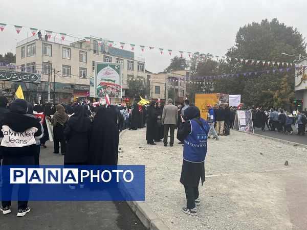 حضور پرشور دانش‌آموزان البرزی در راهپیمایی 13 آبان 