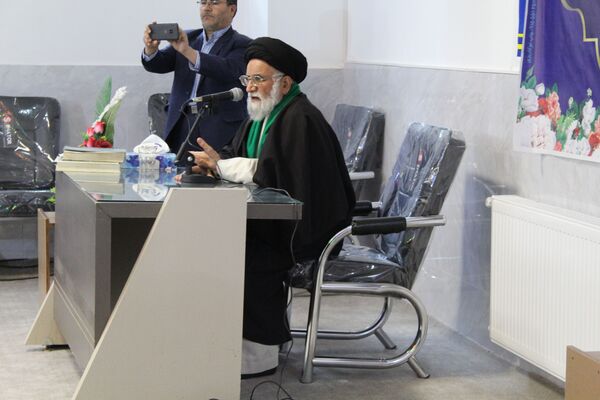 مراسم تجلیل امام جمعه از مسئولان ادارات همکار در میزخدمت نیشابور 