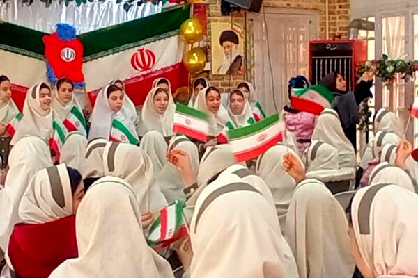 جشن پیروزی انقلاب اسلامی در مدرسه دکتر کیهانی1