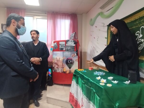 به نمایش گذاشتن گوشه ای از برکات انقلاب اسلامی در مدرسه انقلاب دبیرستان حق شناس2