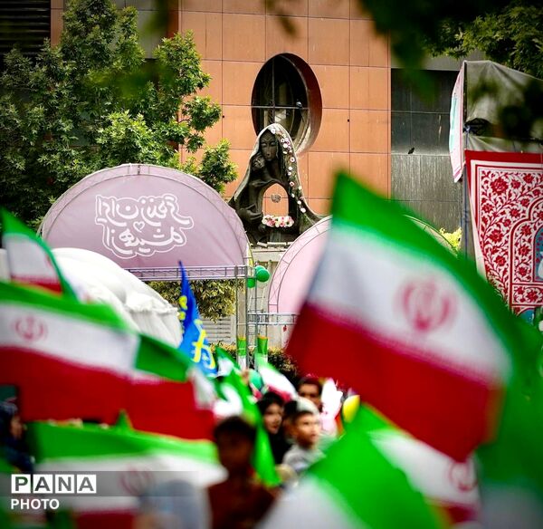 میدان مادر تهران، رنگین‌کمان شادی و مهربانی برای مادران و کودکان