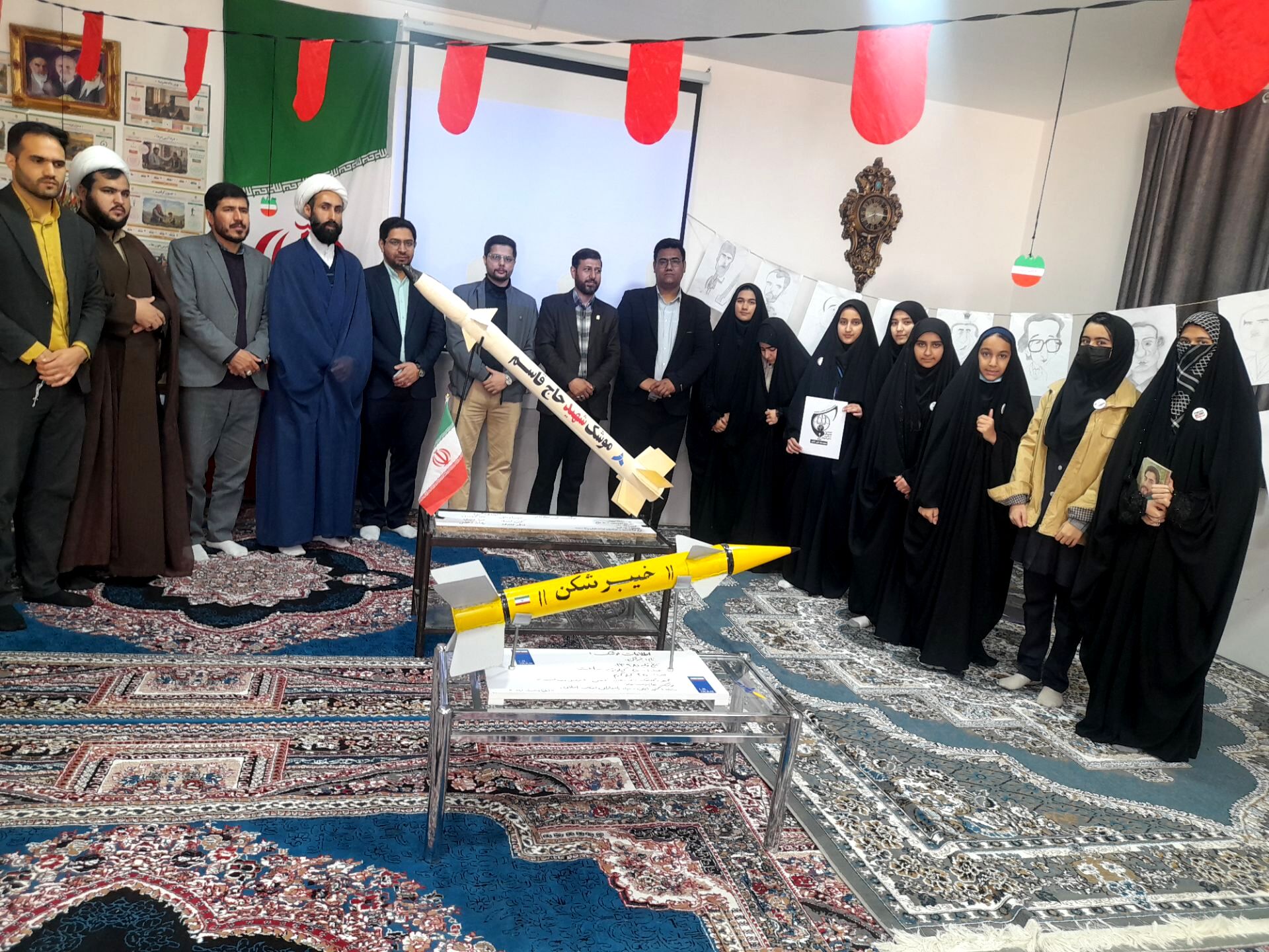 نمایشگاه باشکوه انقلاب با همت دانش‌آموزان خلاق و دغدغه‌مند برگزار شد