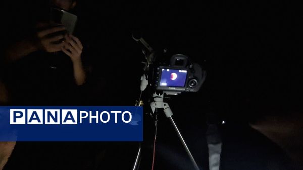 ماه در نقاب سایه زمین 