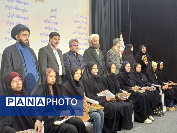 جشن ستارگان دانش‌آموزی در تالار شهرداری دولت‌آباد شهرستان برخوار 