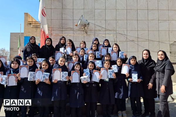 تقدیر از رتبه های برتر درسی در دبستان مریم بهارستان دو