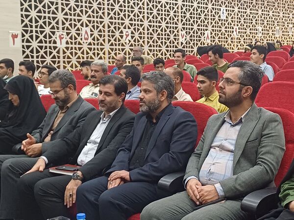 جشن ستارگان دانش‌آموزی در تالار شهرداری دولت‌آباد شهرستان برخوار 