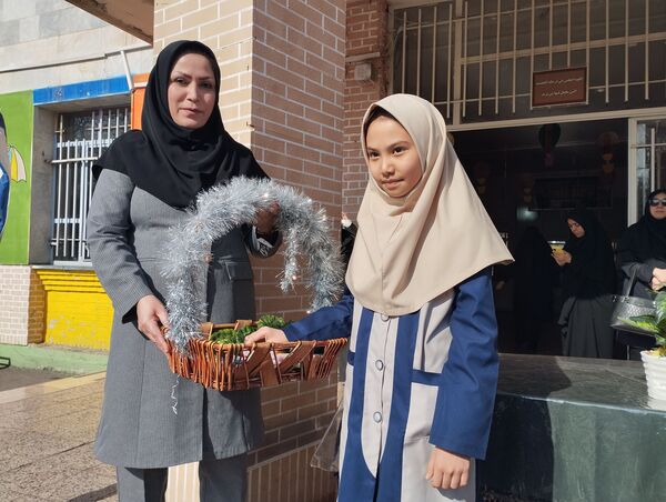 اهدای جوایز به دانش‌آموزان برتر آموزشی‌ و پرورشی مدرسه انقلاب اسلامی مشهد