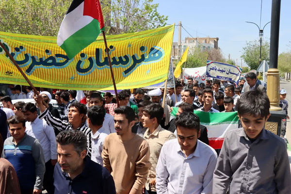 راهپیمایی دانش‌آموزان جعفرآباد قم در اعلام حمایت از عملیات وعده صادق