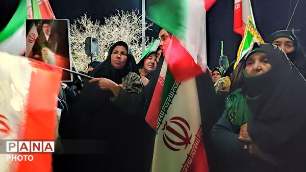 زن و مرد و پیر و جوان این شب ها در اجتماعات خیابانی شهر بار 