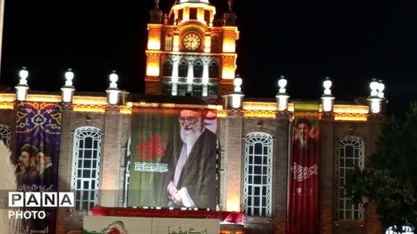 ایستاده در میدان ساعت تبریز