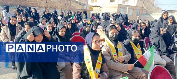 گرامیداشت سالگرد انقلاب با نواختن زنگ در دبیرستان دخترانه شاهد