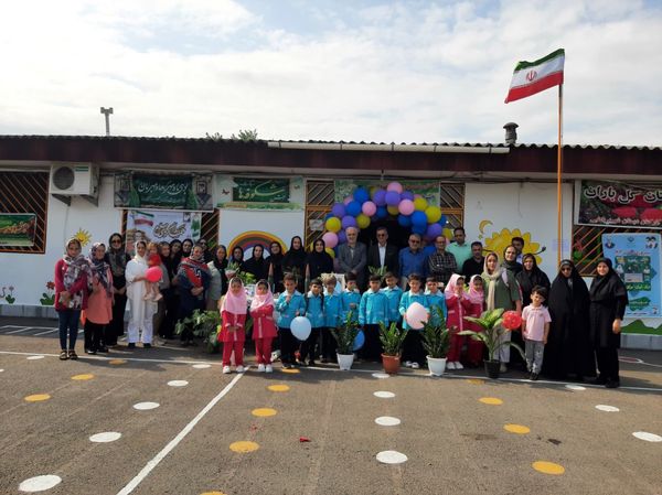 ورود شکوفه‌ها به مدارس در عباس آباد 