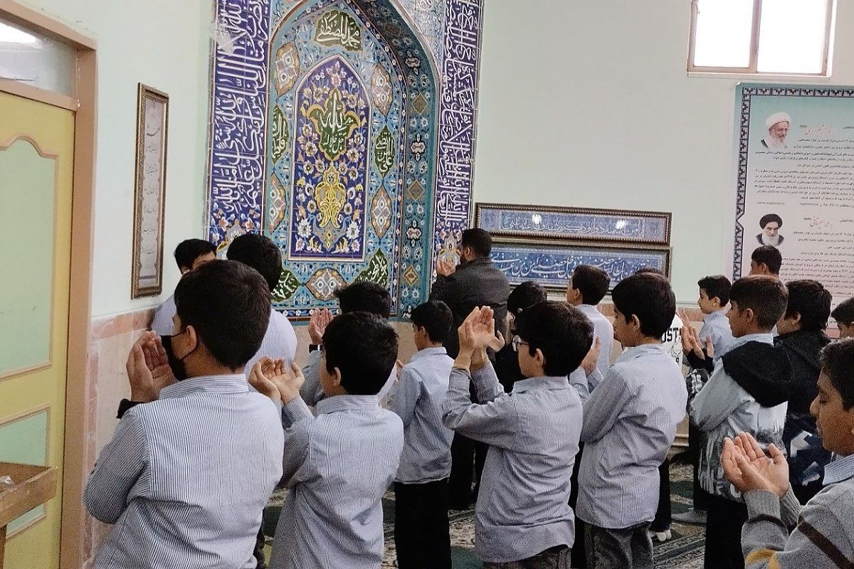 گفت‌وگوی آموزشی پس از اقامه نماز جماعت در دبیرستان شهید چمران