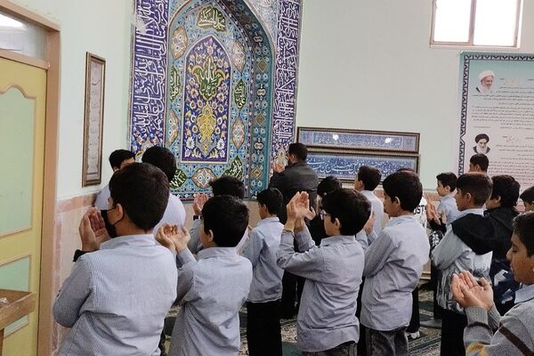 گفت‌وگوی آموزشی پس از اقامه نماز جماعت در دبیرستان شهید چمران