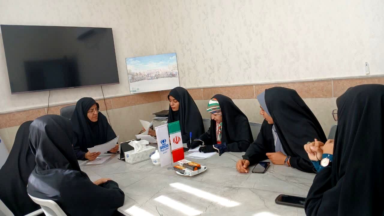 دانش آموزان با شرکت در راهپیمایی ۱۳ آبان روحیه انقلابی خود را به نمایش می گذارند