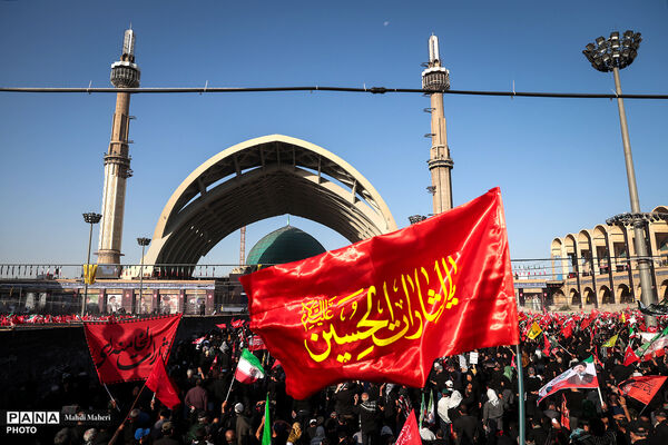 اقامه نماز بر پیکر مطهر رهبر شهید انقلاب و شهدای خانواده ایشان-2