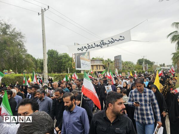 وداع باشکوه بندرعباس با دریابان شهید علیرضا تنگسیری؛ پیکر فرزند دریا بر دستان مردم تشییع شد