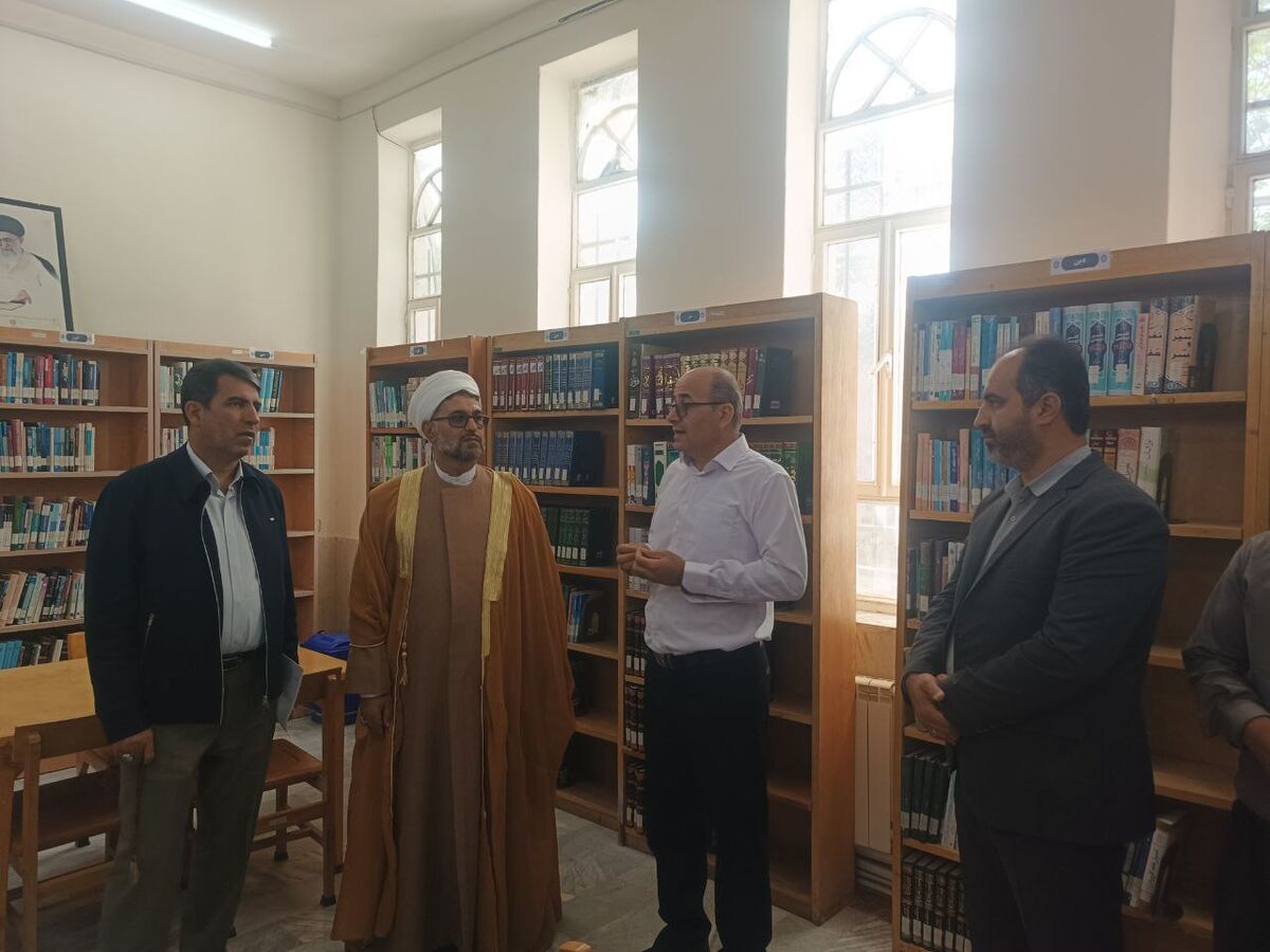 بازدید مسئولان از کتابخانه عمومی شهید دکتر مجید شهریاری دهگلان و تأکید بر لزوم توسعه زیرساخت‌ها