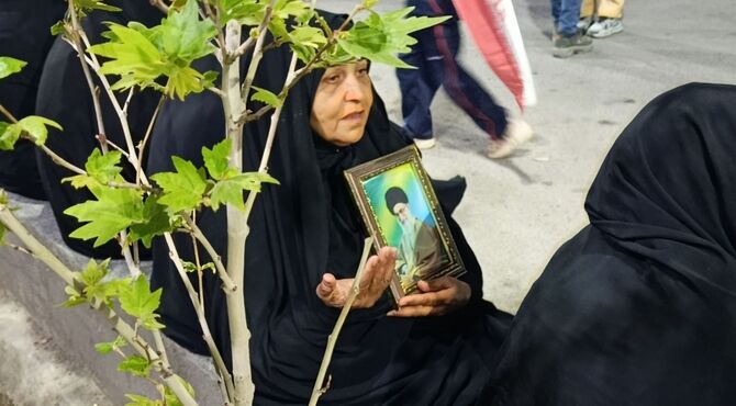 پرچم برافراشته در دست مردمان گلباف