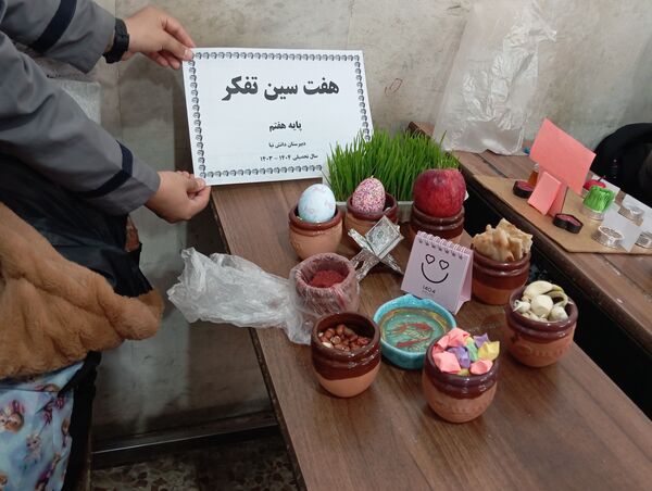 ابتکار دانش آموزان مدرسه دانش نیا در چیدن هفت سین مربوط به هر درس