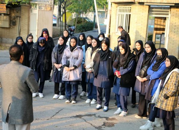 آیین بدرقه دانش‌آموزان دختر ناحیه یک شهرری به اردوی راهیان پیشرفت