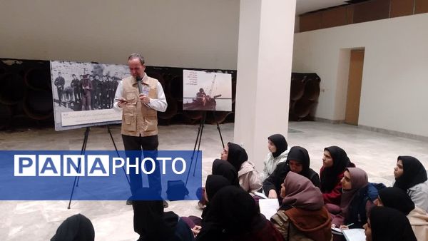 بازدید دانش‌آموزان پایه نهم دبیرستان دخترانه ابویی‌نژاد از موزه دفاع مقدس