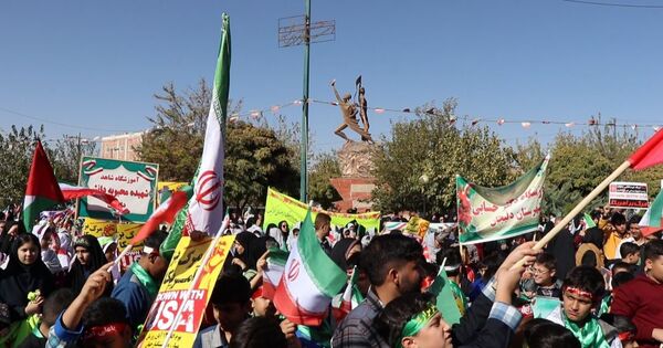 برپایی غرفه سازمان دانش‌آموزی دلیجان در راهپیمایی روز دانش‌آموز