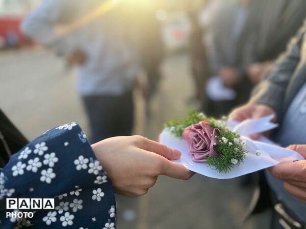 دخترانِ انقلابی پای پرچم ایستاده‌اند
