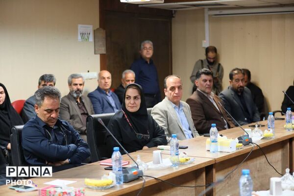 حضور استاندار همدان در کنار اعضای بهزیستی