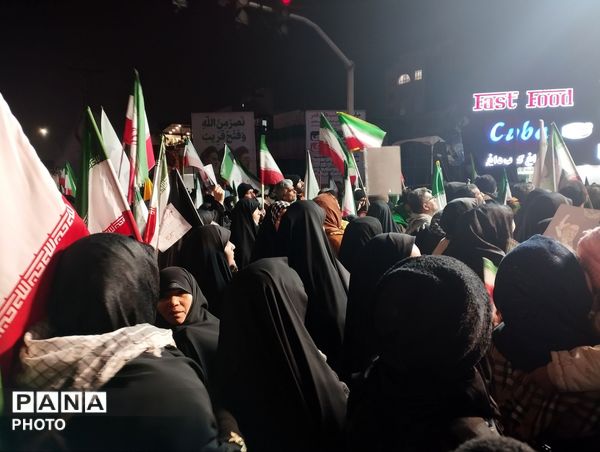 حضور مردمان محله های مختلف در چهارراه برق مشهد